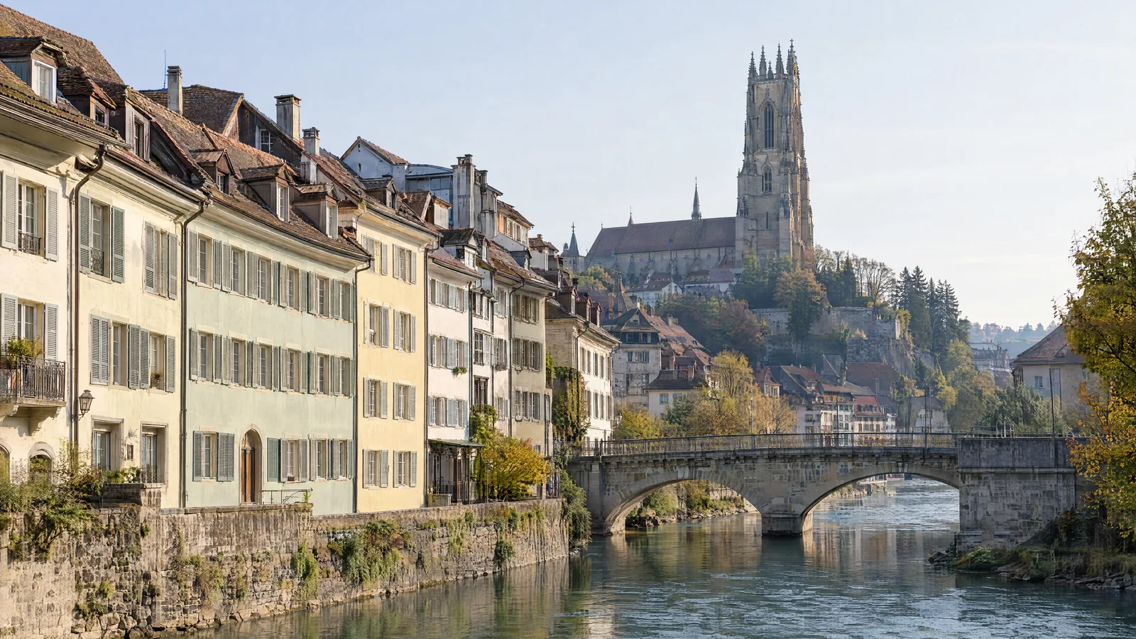 Façades anciennes rénovées dans une vieille ville fribourgeoise
