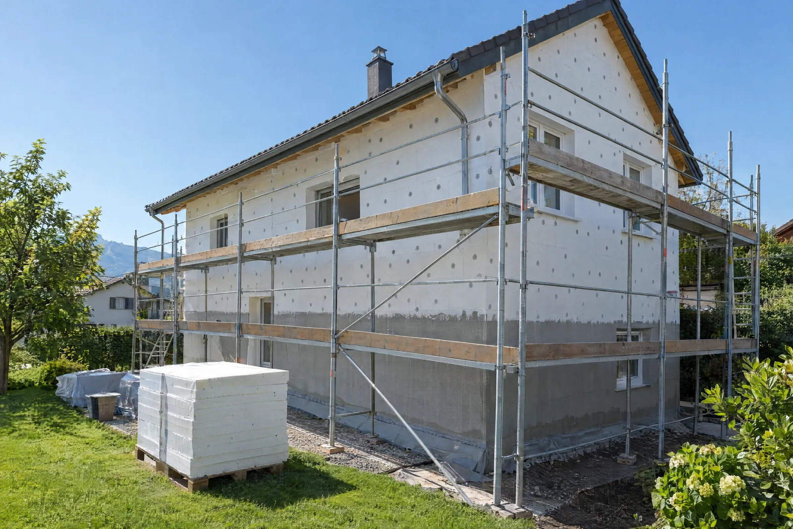 Pose de panneaux d’isolation périphérique sur une façade
